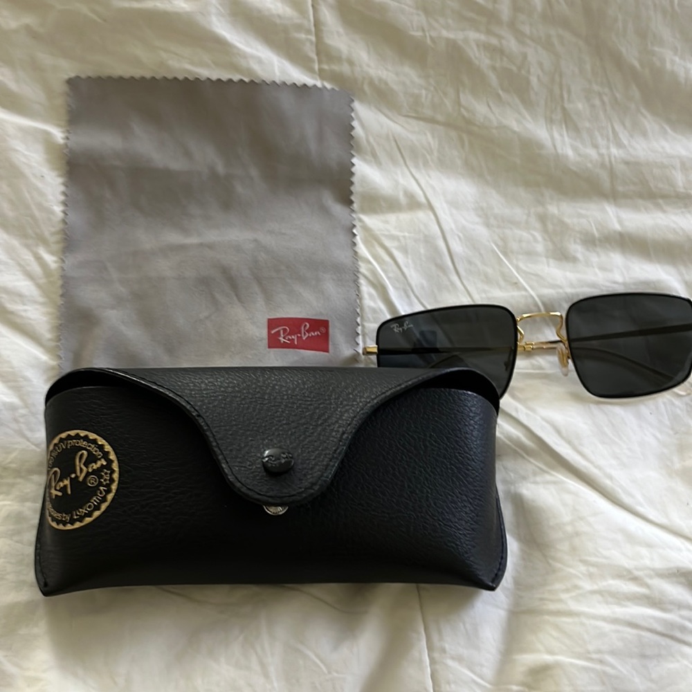 These are very nice Ray Ban sunglasses gold and black comes with cloth and case